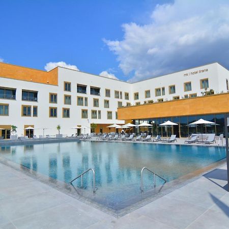 地拉那mk酒店 Rinas 外观 照片 The hotel's swimming pool