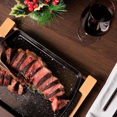 地拉那mk酒店 Rinas 外观 照片 A steak