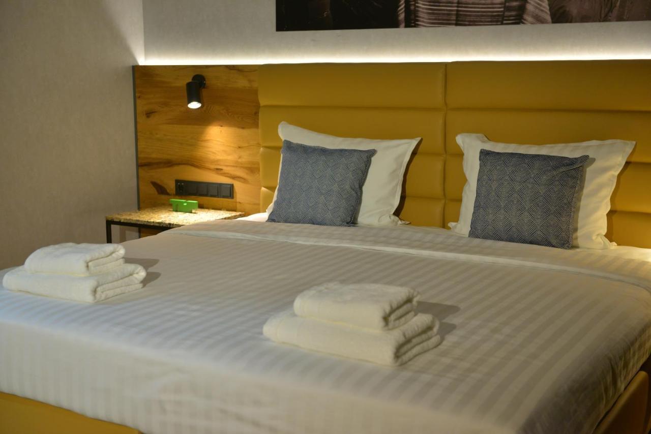 地拉那mk酒店 Rinas 外观 照片 A bed with a headboard