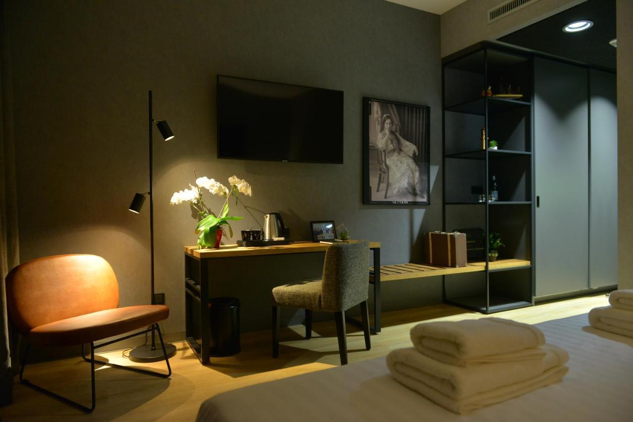 地拉那mk酒店 Rinas 外观 照片 A room at the hotel