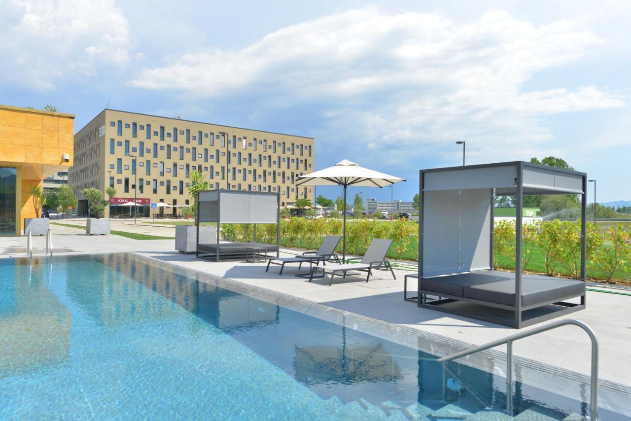 地拉那mk酒店 Rinas 外观 照片 The swimming pool at the hotel
