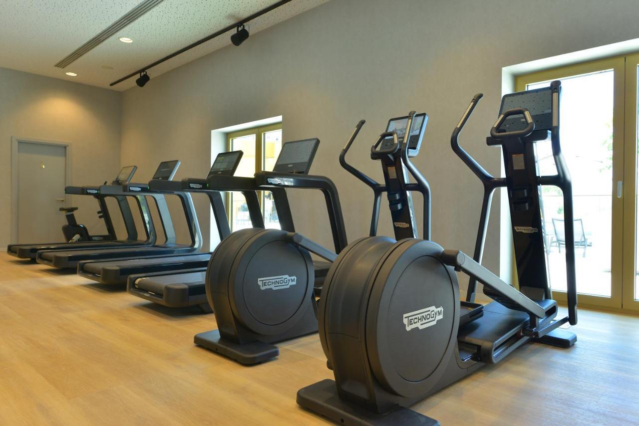 地拉那mk酒店 Rinas 外观 照片 Elliptical cross trainer