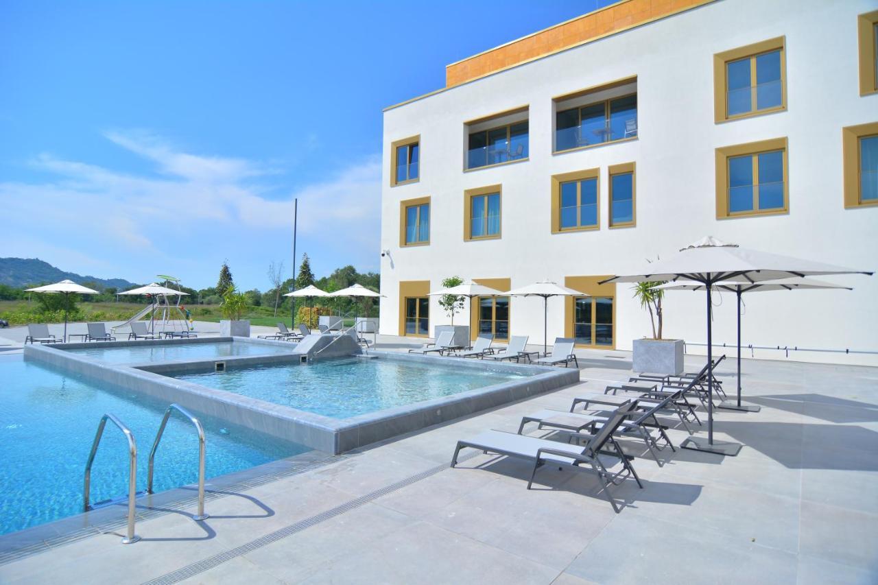 地拉那mk酒店 Rinas 外观 照片 The outdoor pool
