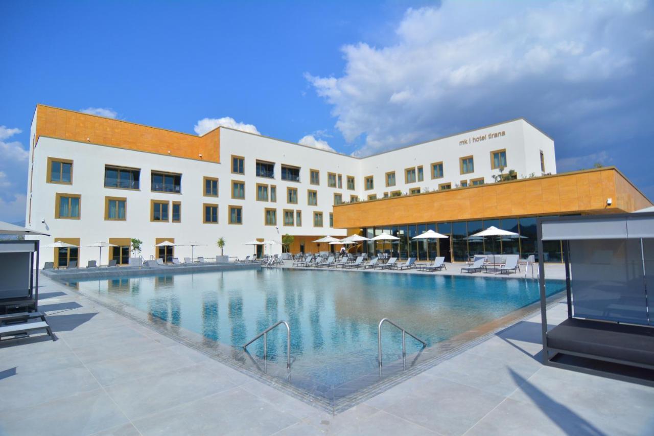 地拉那mk酒店 Rinas 外观 照片 The hotel's swimming pool