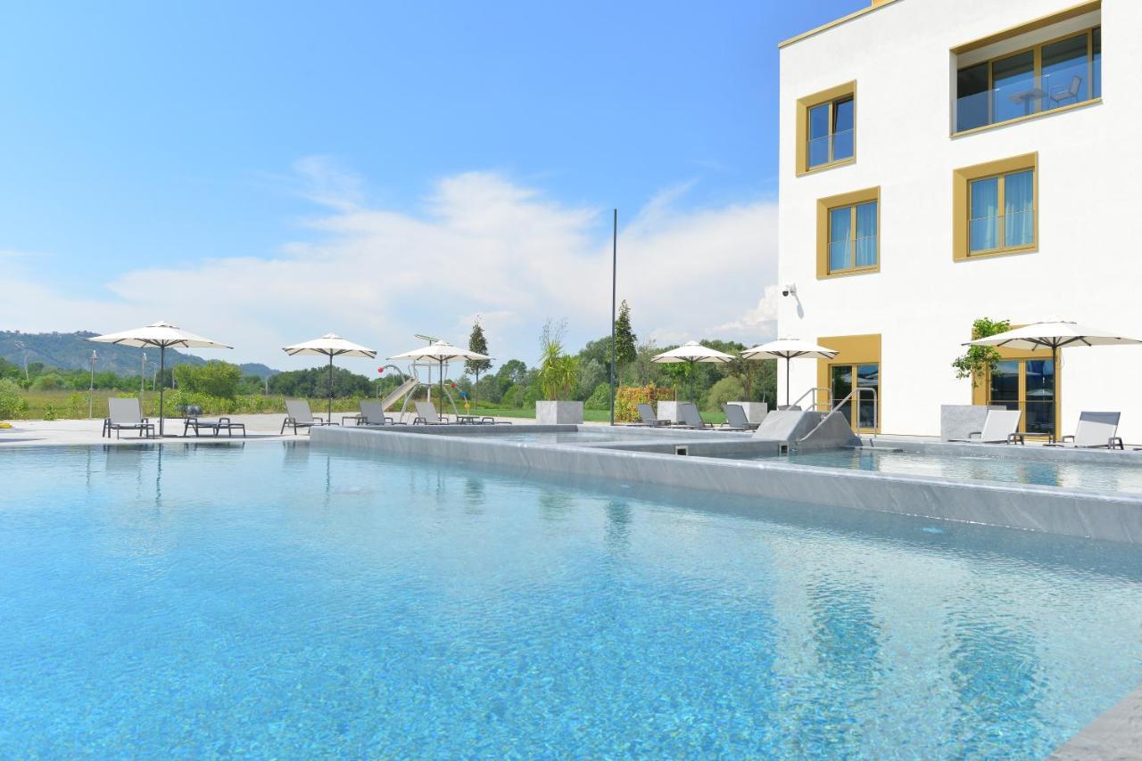 Mk Hotel 地拉那 外观 照片 The outdoor pool at the Hotel