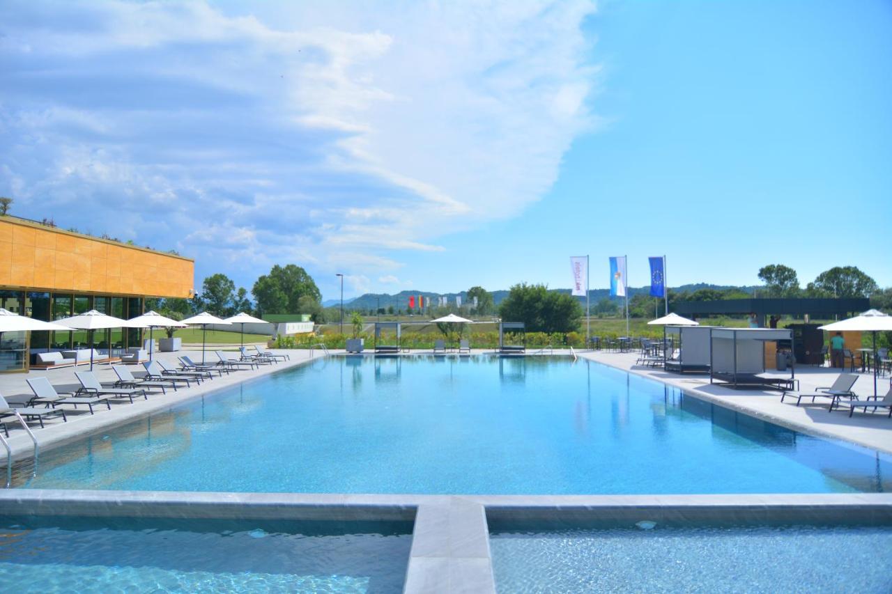 地拉那mk酒店 Rinas 外观 照片 The swimming pool at the complex