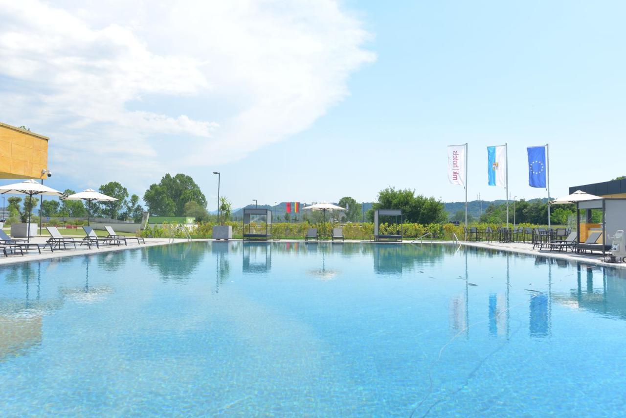 地拉那mk酒店 Rinas 外观 照片 The swimming pool at the resort