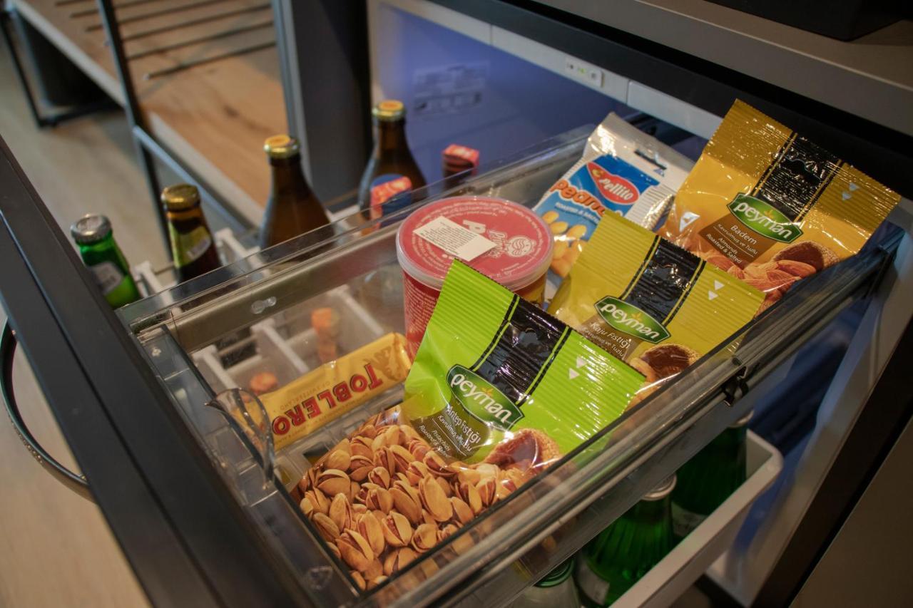 地拉那mk酒店 Rinas 外观 照片 A drawer in a refrigerator
