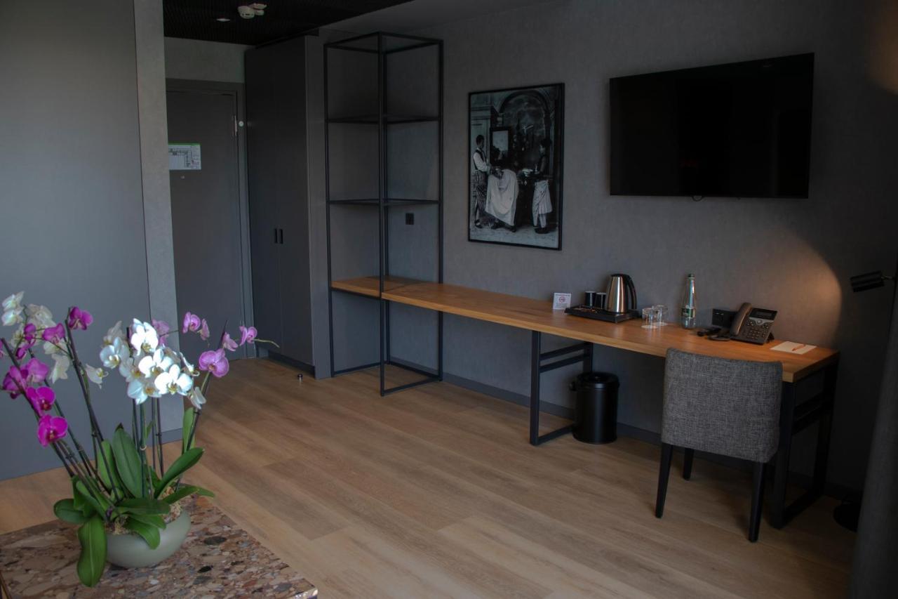 地拉那mk酒店 Rinas 外观 照片 A room at the hotel