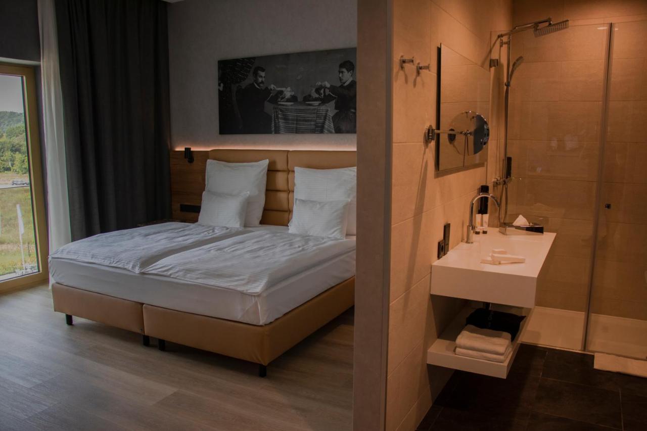 地拉那mk酒店 Rinas 外观 照片 A room at the hotel