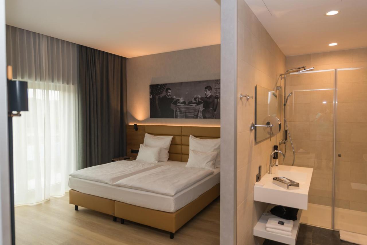地拉那mk酒店 Rinas 外观 照片 A room at the hotel
