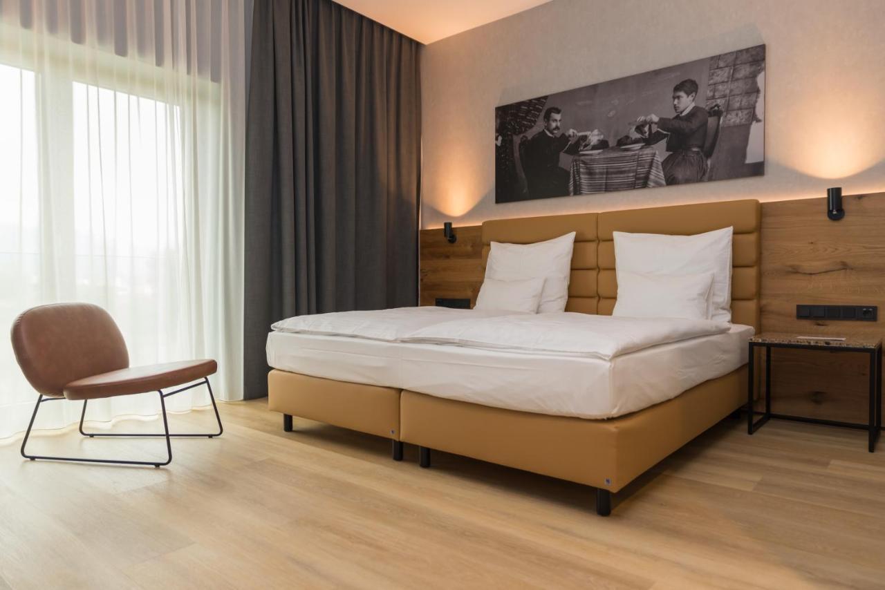 地拉那mk酒店 Rinas 外观 照片 A room at the hotel