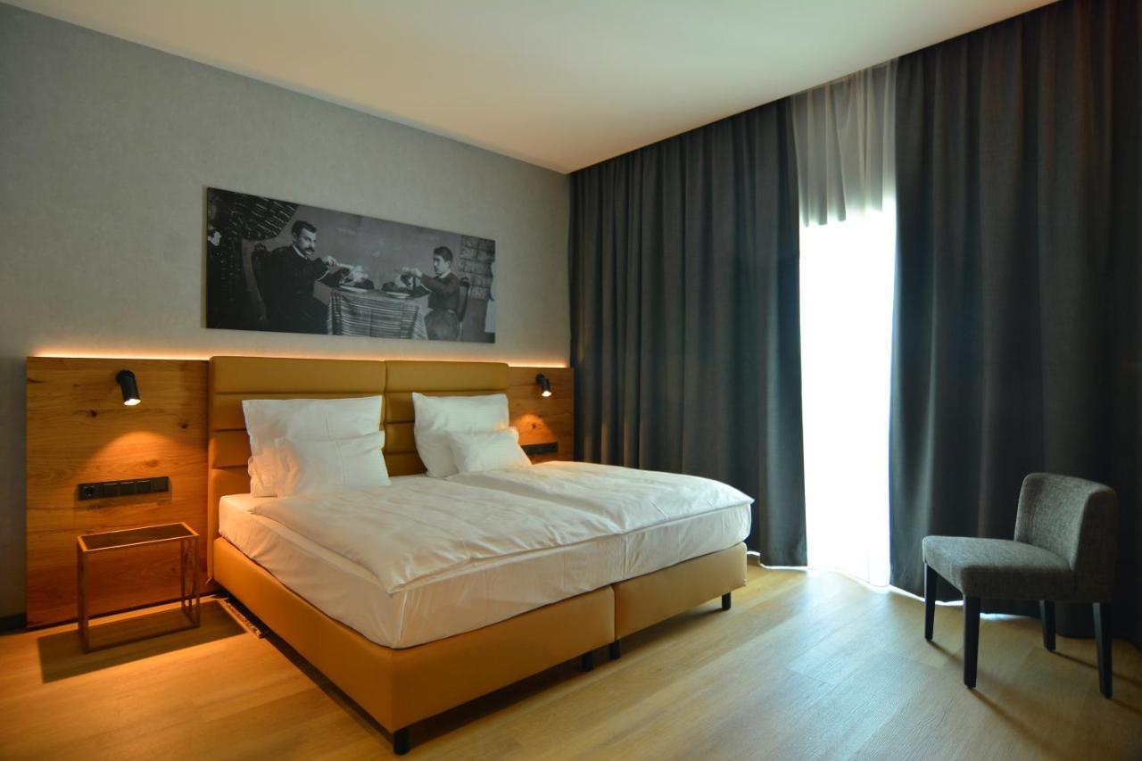 地拉那mk酒店 Rinas 外观 照片 A room at the Hotel de la Poste