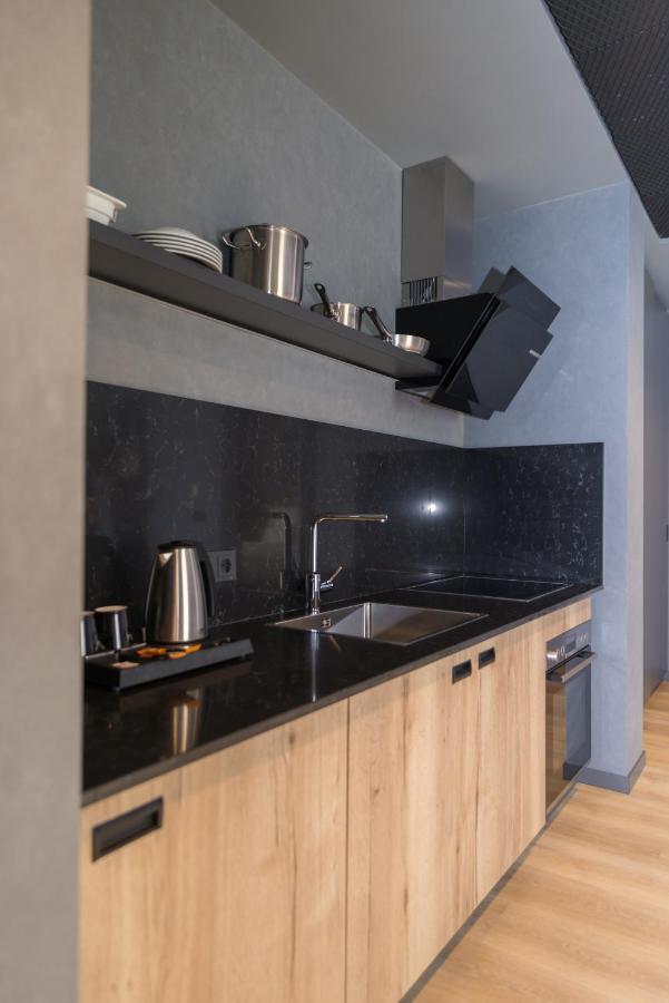 地拉那mk酒店 Rinas 外观 照片 A kitchen in a serviced apartment in Paris