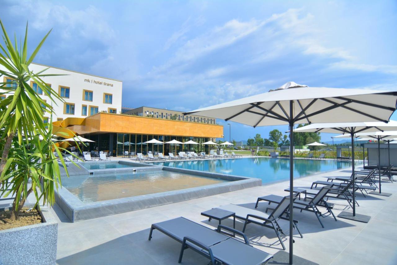 地拉那mk酒店 Rinas 外观 照片 The swimming pool at the hotel