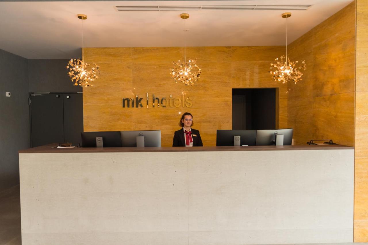 地拉那mk酒店 Rinas 外观 照片 Reception desk at a hotel