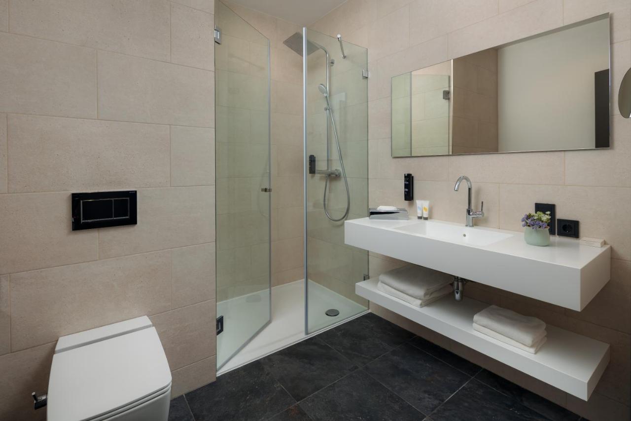 地拉那mk酒店 Rinas 外观 照片 A modern bathroom