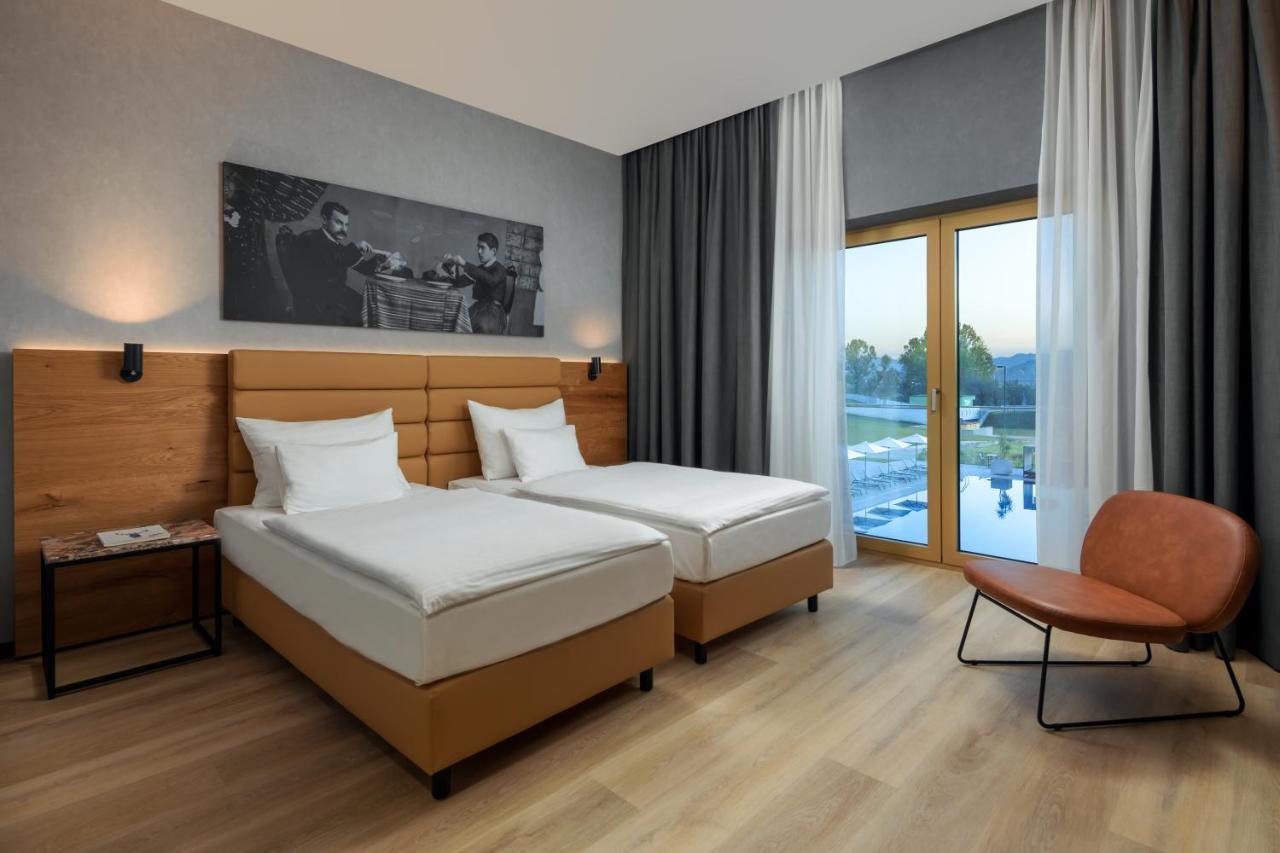 地拉那mk酒店 Rinas 外观 照片 A room at the hotel