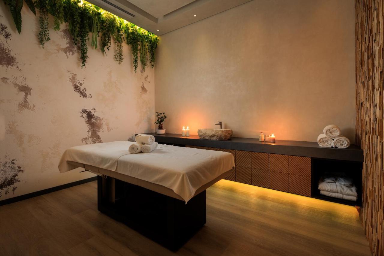 地拉那mk酒店 Rinas 外观 照片 A massage table