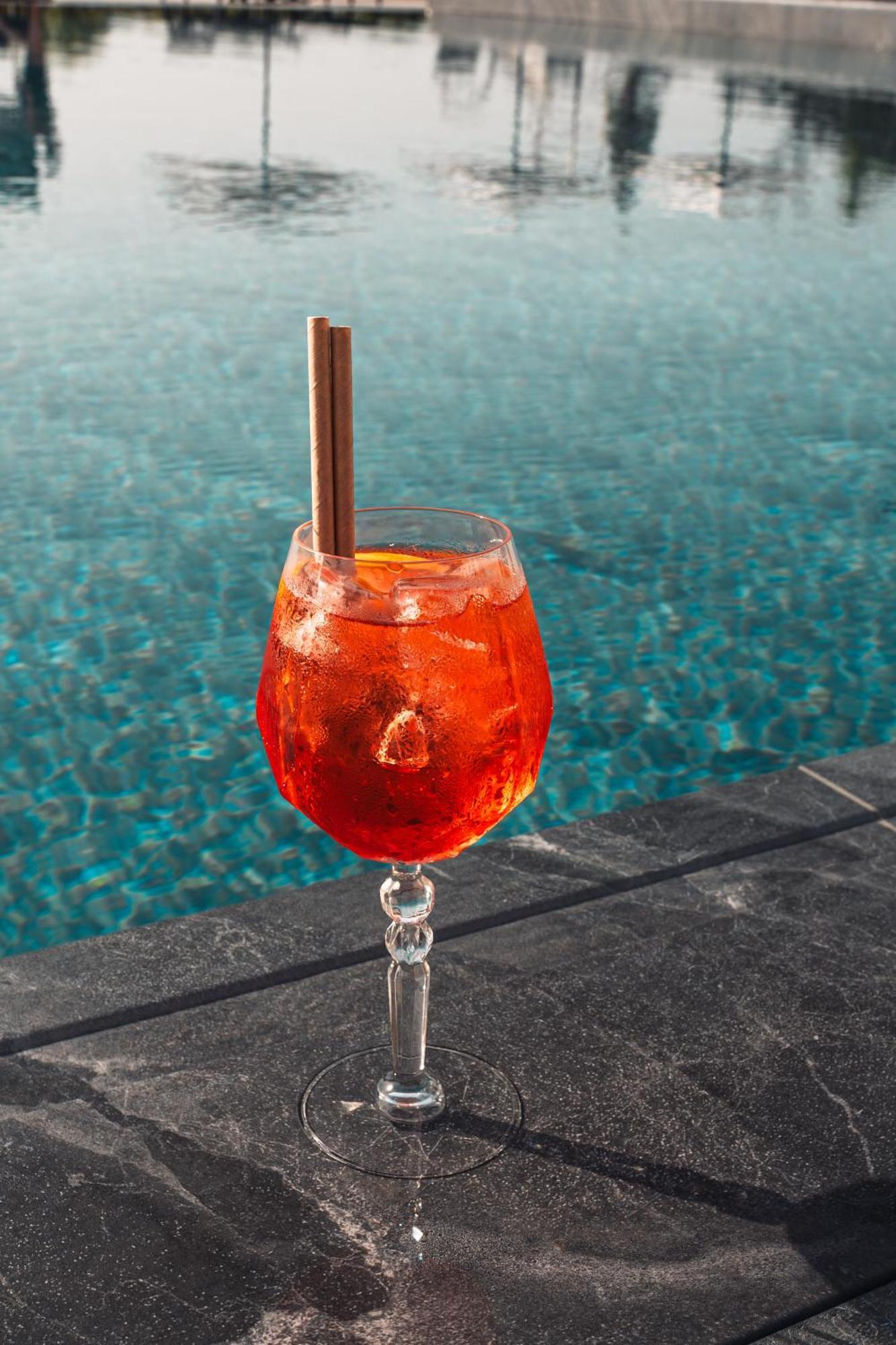 地拉那mk酒店 Rinas 外观 照片 A glass of Aperol Spritz